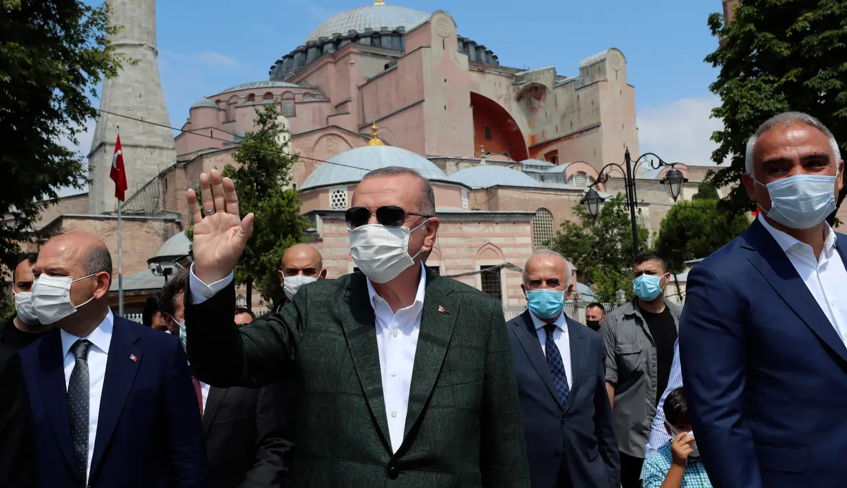 Presiden Turki Recep Tayyip Erdogan melambaikan tangan ketika mengunjungi Hagia Sophia di distrik bersejarah Sultanahmet, Istanbul, Minggu (19/7/2020). Erdogan melakukan kunjungan mendadak ke Hagia Sophia, beberapa pekan setelah berubah menjadi masjid. (Turkish Presidency via AP, Pool)
