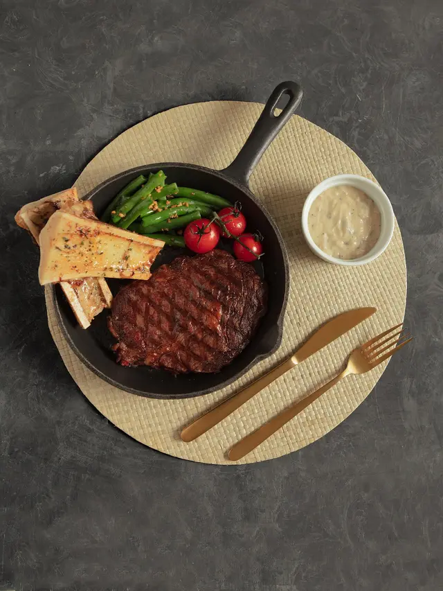 3 Tips Masak Steak yang Empuk dan Juicy ala Kreator TikTok Dims The Meat Guy