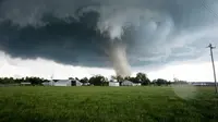 Ilustrasi tornado menghantam sebuah wilayah (AFP/Josh Edelson)