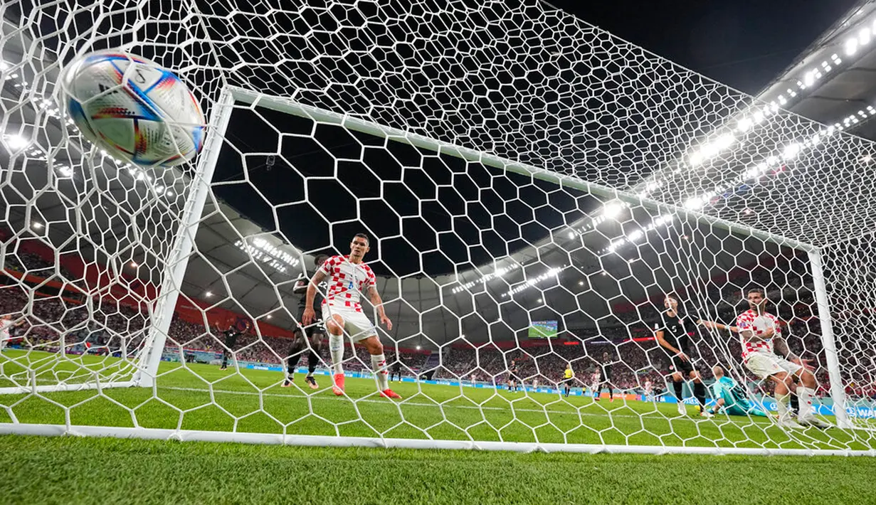 Kanada menerima gol dari pemain Kroasia Andrej Kramaric pada pertandingan sepak bola Grup F Piala Dunia 2022 di Stadion Internasional Khalifa, Al Rayyan, Qatar, 27 November 2022. Kroasia mengalahkan Kanada dengan skor 4-1. (AP Photo/Martin Meissner)