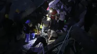 Warga mencari di antara puing-puing setelah gempa bumi melanda Cali, Kolombia, pada hari Senin, 10 Agustus 2026. (Foto AP/Santiago Saldarriaga)