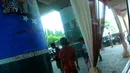 Festival Mural dilakukan di tiang-tiang penyangga sepanjang rel layang, mulai Cikini hingga Jakarta Kota, Sabtu (30/8/14). (Liputan6.com/Faisal R Syam) 
