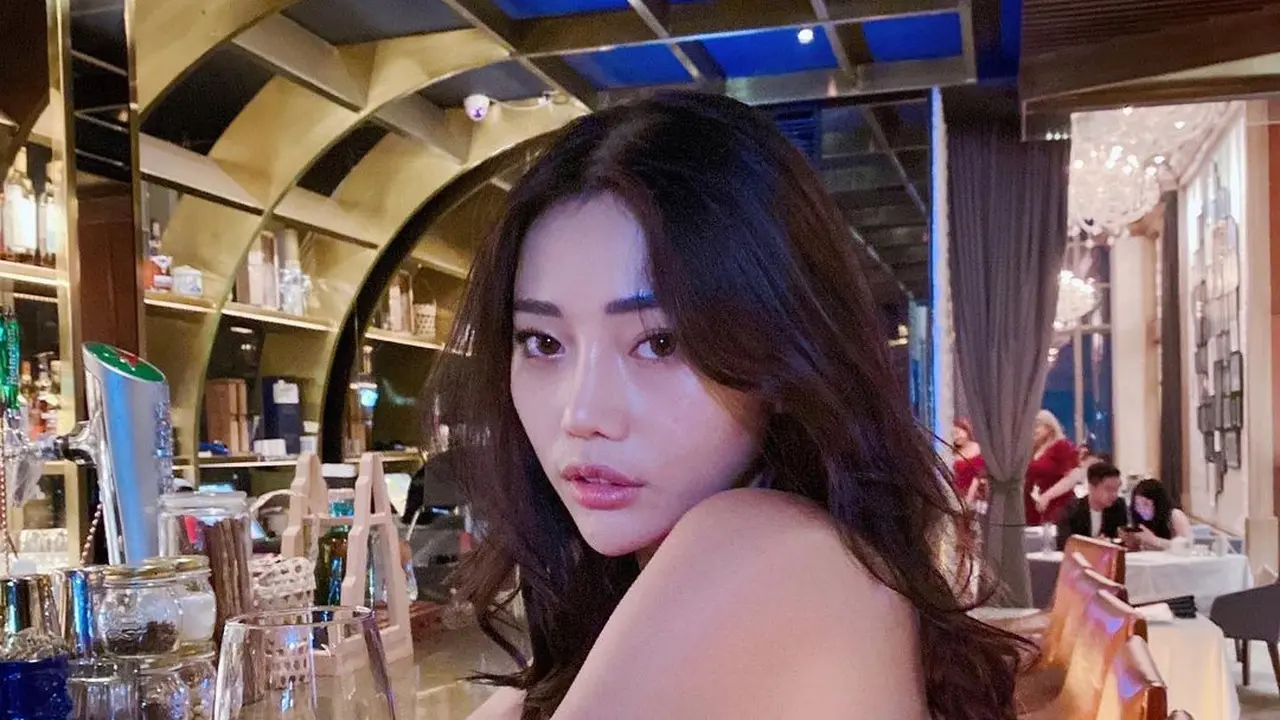 Gaya Seksi Wendy Walters Istri Reza Arap Pakai Outfit Serba Hitam