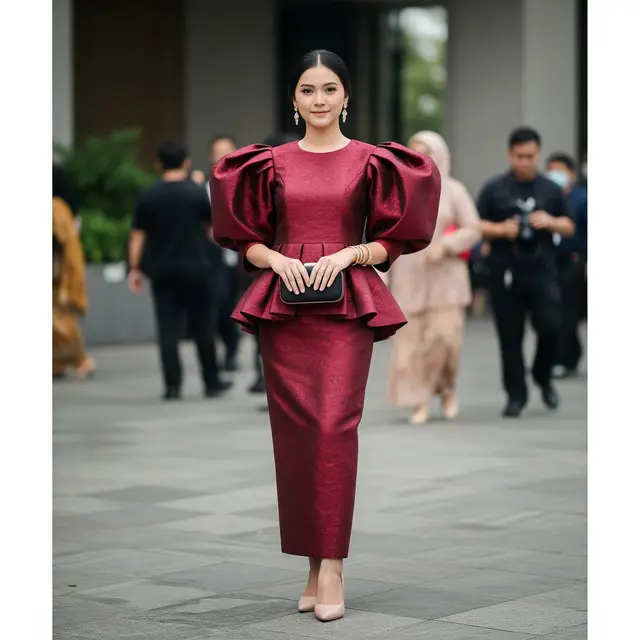 Baju Kondangan Burgundy. Foto: Gemini