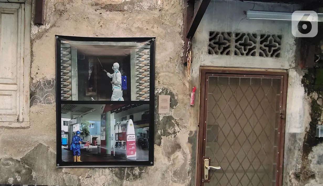 Foto jurnalistik karya pewarta foto Indonesia Tangerang ditampilkan di kawasan Pasar Lama, Tangerang, Minggu (30/5/2021). Pameran foto bertajuk meredanya Covid-19 ini bertujuan agar masyarakat dapat mengenal bahaya Covid-19 yang tengah mewabah di Indonesia.  (Liputan6.com/Angga Yuniar)