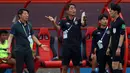 Namun, keputusan wasit ternyata berbeda dengan memberikan bola 'out' kepada Filipina. Shin Tae-yong pun langsung bereaksi atas keputusan tersebut. (Bola.com/Ikhwan Yanuar)