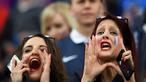 Suporter  cantik memberikan semangat kepada Timnas Prancis saat melawan Skotlandia pada laga persahabatan di Stadion St Symphorien, Longeville-les-Metz, Prancis, (4/6/2016), Prancis menang 3-0.  (AFP/Franck Fife)