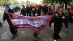 Beberapa buruh wanita membentangkan spanduk saat melakukan aksi jalan kaki menuju Tugu Proklamasi, Jakarta, Jumat (20/11/2015). Aksi ini bagian dari jalan kaki Bandung-Jakarta menolak PP 78 th 2015 tentang pengupahan. (Liputan6.com/Helmi Fithriansyah)