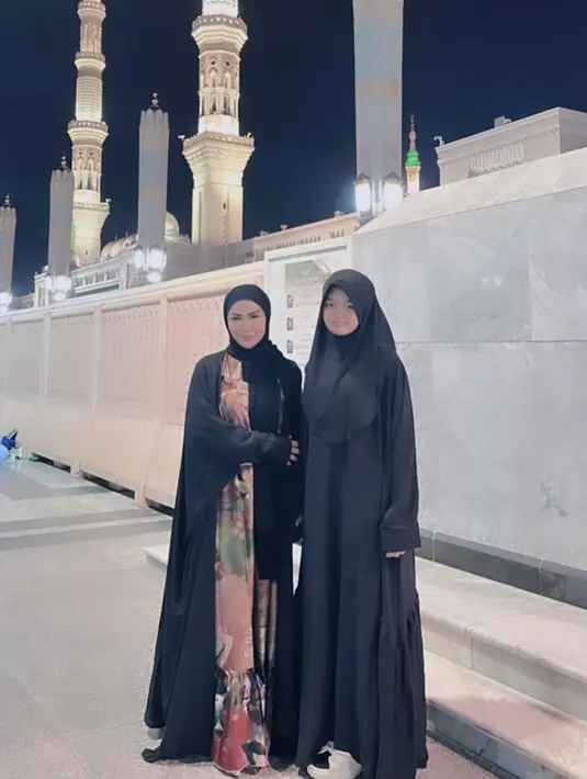 Krisdayanti mengenakan abaya motif warna coklat dipadukan outer hitamnya. Sedangkan Amora mengenakan gamis polos hitam. [@krisdayantilemos]