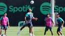 Pemain Barcelona, Jules Kounde, menyundul bola saat sesi latihan jelang laga Liga Champions di Sant Joan Despi, Barcelona, Senin (19/9/2023). Barca akan berhadapan dengan Antwerp FC. (AFP/Lluis Gene)