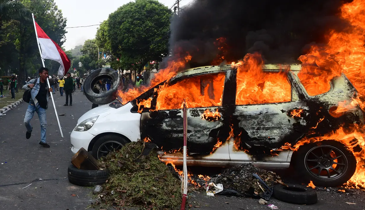 Diduga, kendaraan tersebut milik salah satu anggota Brimob. (merdeka.com/Arie Basuki)