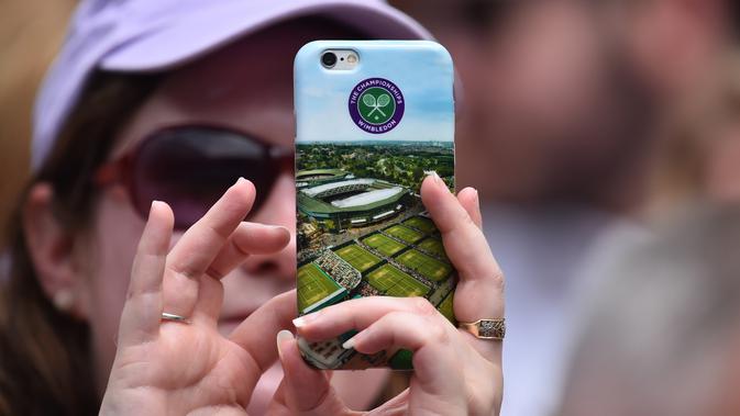 Ilustrasi pengguna smartphone (Glyn KIRK / AFP)