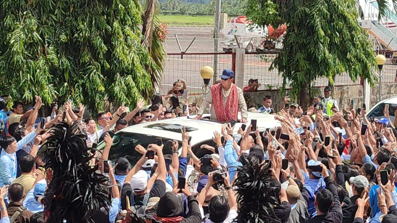 Prabowo Subianto bersama rombongan tiba di Bandar Udara Sam Ratulangi Manado sekitar pukul 10.00 Wita, setelah menempuh perjalanan lenih kurang 3 jam dari Jakarta.
