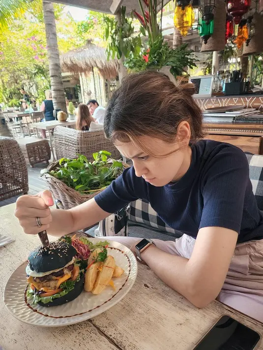 Face hungry ala Kimberly Ryder ini malah disebut semakin cantik oleh netizen. Meski memamerkan muka kesal, wanita 29 tahun ini tampak imut. Burger yang ada di depannya pun siap untuk disantap. Meski banyak makan, tubuh Kimberly tetap ideal. (Liputan6.com/IG/@kimbrlyryder)
