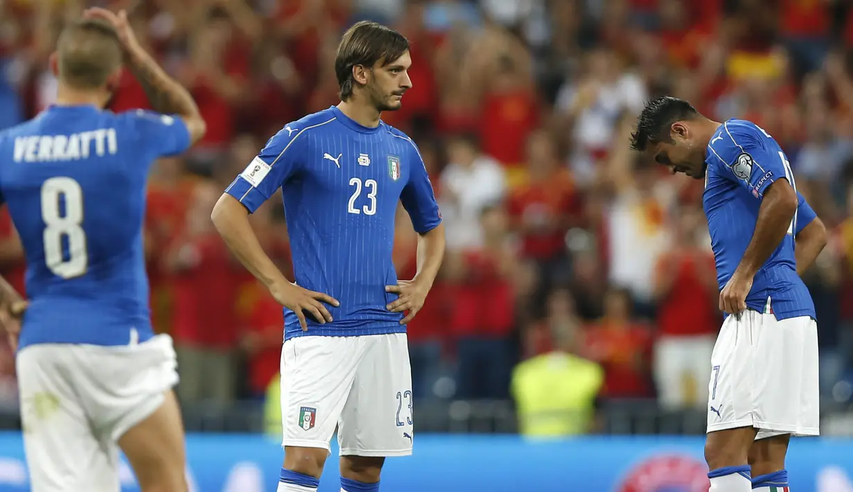 Para pemain Italia tampak kecewa usai takluk dari Spanyol pada laga kualifikasi piala dunia 2018 di Stadion Santiago Bernabeu, Madrid, Sabtu (2/9/2017). Spanyol menang 3-0 atas Italia. (AP/Francisco Seco)