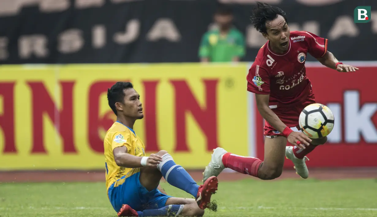 Gelandang Persija Jakarta, Novri Setiawan, dijatuhkan bek Barito Putera, Dandi Maulana, pada laga Liga 1 di Stadion Patriot, Jawa Barat, Selasa (30/10). Persija menang 3-0 atas Barito. (Bola.com/Vitalis Yogi Trisna)