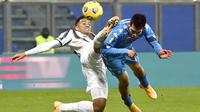 Bek Juventus, Danilo, berebut bola dengan pemain Napoli, Hirving Lozano pada laga final Piala Super Italia di Stadion Mapei, Rabu (20/1/2021). Juventus menang dengan skor 2-0. (Massimo Paolone/LaPresse via AP)
