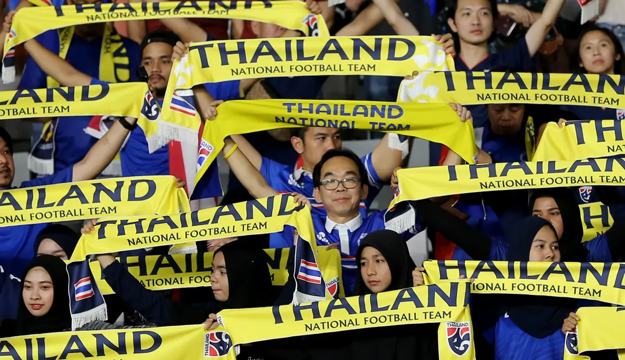 Suporter Thailand memberi dukungan saat melawan Indonesia pada laga kualifikasi Piala Dunia 2022 di SUGBK, Jakarta, Selasa (10/9). Indonesia takluk 0-3 dari Thailand. (Bola.com/M Iqbal Ichsan)