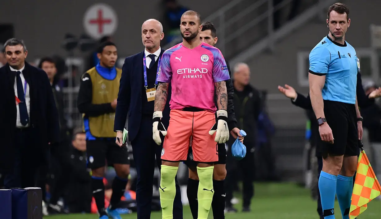 7. Kyle Walker (Manchester City Vs Atalanta, 2019) - Akibat melanggar Josip Ilicic, Claudio Bravo mendapat kartu merah yang membuatnya ditunjuk sebagai pengganti. Dirinya mampu mengamankan free kick dari Alejandro Gomez. (AFP/Marco Bertorello)