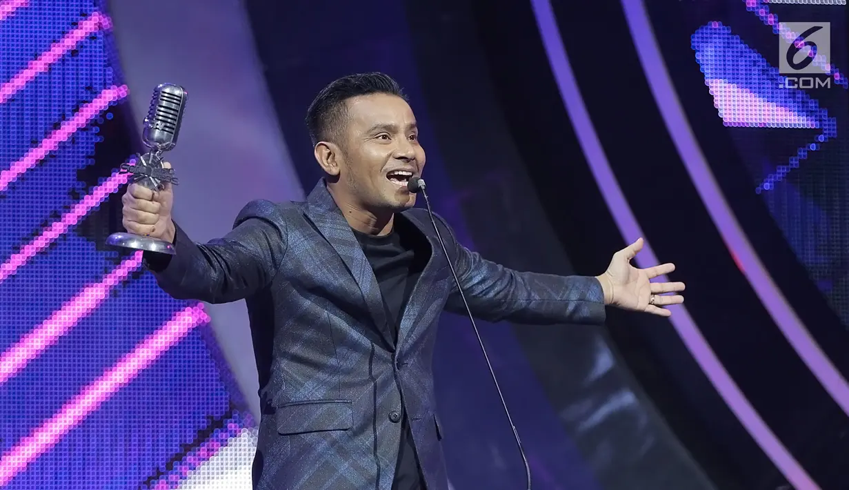 Penyanyi Judika memberikan pidato kemenangan setelah menerima penghargaan dalam SCTV Music Awards 2019 di Studio 6 Emtek City, Jakarta, Jumat (26/4). Judika menyabet penghargaan Video Klip Paling Ngetop untuk lagu Jikalau Kau Cinta dan Penyanyi Solo Pria Paling Ngetop. (Fimela.com/Bambang E. Ros)