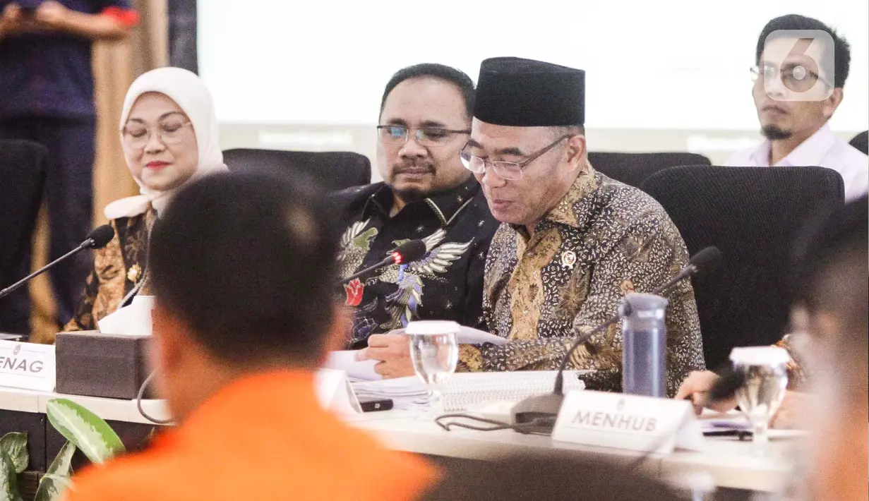 Menko PMK Muhadjir Effendy memprediksi ada 107 juta orang yang akan melakukan perjalanan selama libur Natal dan tahun baru (Nataru) 2024. (Liputan6.com/Angga Yuniar)