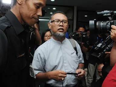 Mantan Wakil Ketua KPK, Bambang Widjojanto mendatangi KPK, Jakarta, Kamis (24/3). Bambang mengatakan tidak peduli dengan status tersangka adiknya, Haryadi Budi Kuncoro dalam kasus korupsi. (Liputan6.com/Helmi Afandi)