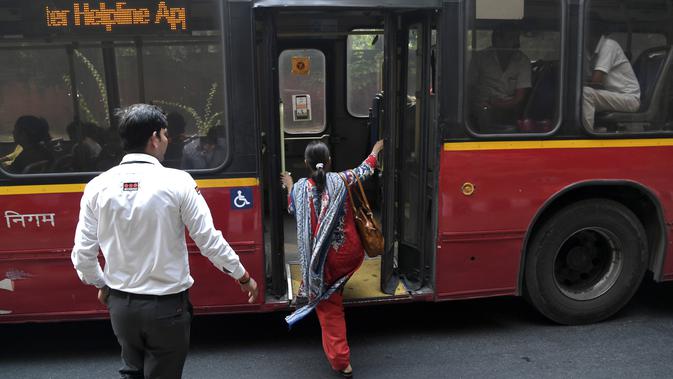 Seorang perempuan menaiki bus  New Delhi Transport Corporation untuk melakukan perjalanan gratis di New Delhi, 29 Oktober 2019. Program bus gratis bagi perempuan itu disebut sebagai langkah bersejarah untuk keselamatan dan meningkatkan peran mereka dalam perekonomian ibu kota. (Sajjad HUSSAIN/AFP)