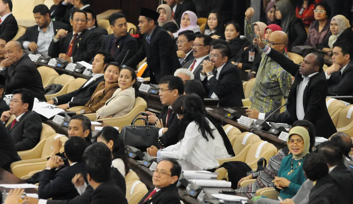 Suasana rapat paripurna pemilihan pimpinan MPR berlangsung alot dan panas, Jakarta, (7/10/14). (Liputan6.com/Andrian M Tunay) 