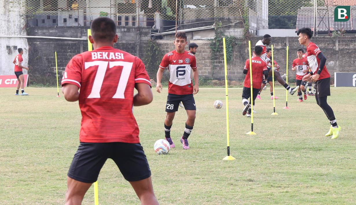 Pemain FC Bekasi City melakukan sesi latihan di Lapangan Harin, Tengerang Selatan, Rabu (7/9/2023). Latihan tersebut merupakan persiapan jelang bergulirnya Liga 2 2023/2024. (Bola.com/M Iqbal Ichsan)
