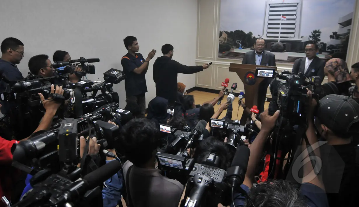 Ketua Umum PSSI La Nyalla Mataliti menggelar konferensi pers di Kemenpora, Senin (20/4/2014). Menpora Imam Nahrawi sedang tidak ada di tempat saat didatangi La Nyalla . (Liputan6.com/Johan Tallo)