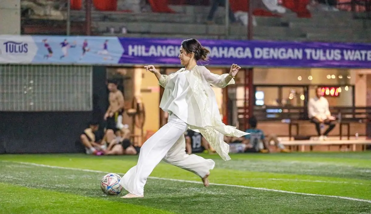 Diketahui, busana tersebut adalah busana yang sama ia kenakan saat menghadiri resepsi pernikahan Adiba Khanza & Egy Maulana. [@acadumpie/@arhanzize__]