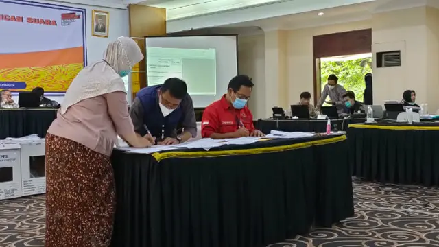 Komisi Pemilihan Umum (KPU) Kota Surabaya akhirnya menuntaskan rekapitulasi Pilkada Surabaya 2020. (Foto: Dok Istimewa)