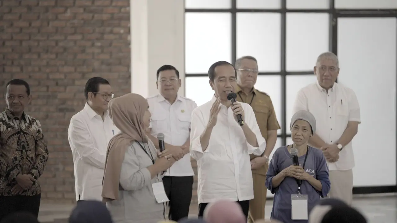 Presiden Joko Widodo (Jokowi) menyerahkan bantuan pangan berupa Cadangan Beras Pemerintah (CBP), bertempat di Tandon Ciater, Serpong, Tangsel.