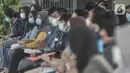 Peserta UTBK SBMPTN 2021 menunggu tes swab antigen di Kompleks UNJ, Senin (12/4/2021). UNJ bekerja sama dengan BNPB dan Dinkes DKI Jakarta menggelar tes swab antigen gratis bagi peserta UTBK SBMPTN 2021 yang merupakan syarat wajib sebelum mengikuti ujian. (merdeka.com/Iqbal S. Nugroho)