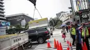 Petugas Dishub memindahkan separator beton untuk menutup sebagian jalan di depan kantor Bawaslu RI, Jakarta, Selasa (21/5/2019). Aparat kepolisian memperketat penjagaan gedung Bawaslu untuk aksi 22 Mei atau setelah penetapan hasil rekapitulasi suara Pemilu 2019 oleh KPU. (Liputan6.com/Faizal Fanani)