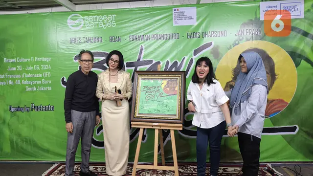 Gadis dan Poppy Dharsono