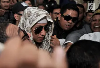 Habib Bahar bin Smith tiba di Gedung Bareskrim Polri Jakarta, Kamis (6/12). Habib Bahar diperiksa sebagai saksi terlapor terkait kasus video ceramah yang diduga menghina Presiden Jokowi dan viral di media sosial. (Merdeka.com/ Iqbal S. Nugroho)