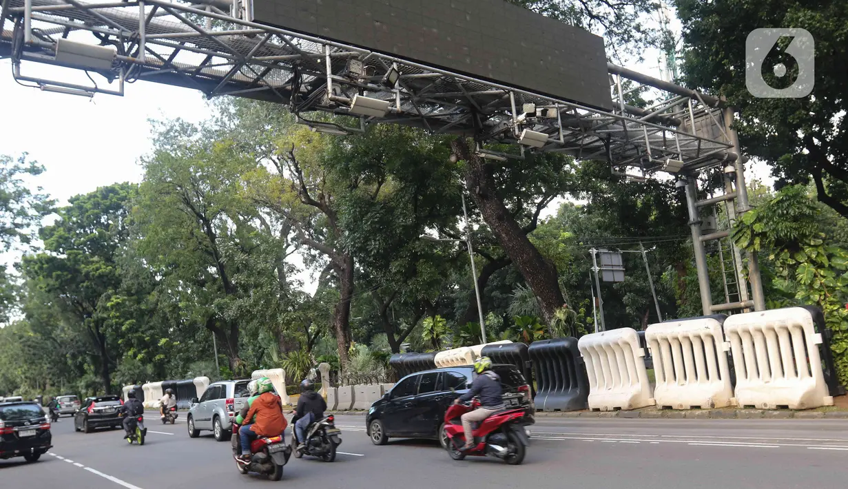 Sejumlah kendaraan bermotor melintas di bawah Alat Sistem Jalan Berbayar Elektronik (ERP) di Jalan Medan Merdeka Barat, Jakarta, Senin (9/1/2023). Pemprov DKI Jakarta berencana untuk menerapkan kebijakan jalan berbayar atau 'Electronic Road Pricing' (ERP) di sejumlah ruas jalan Ibu Kota yang bertujuan untuk mengendalikan mobilitas warga DKI Jakarta. (Liputan6.com/Herman Zakharia)
