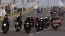 Sejumlah pemudik sepeda motor melintasi jalur pantai utara (pantura) Cirebon, Jawa Barat, Kamis (22/6).  Puncak arus mudik yang masuk ke wilayah Kabupaten Cirebon diprediksi akan terjadi mulai Jumat (23/6) malam. (Liputan6.com/Johan Tallo)