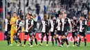 Para pemain Juventus merayakan kemenangan mereka atas Bayer Leverkusen pada matchday kedua Liga Champions di Allianz Stadium, Turin, Italia, Selasa (1/10/2019). Juventus menghajar Bayer Leverkusen 3-0. (Alessandro Di Marco/ANSA via AP)
