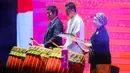 Ketua federasi senam dunia (FIG) Morinari Watanabe (kiri), Wamenpora Taufik Hidayar (tengah), dan Ketua umum Gimnastik Indonesia sekaligus ketua LOC, Ita Yuliati menabuh genderang sebagai bentuk dibukanya Kejuaraan Dunia Gimnastik 2025 yang berlangsung di Indonesia Arena, Senayan, Jakarta, Minggu (19/10/2025). (Bola.com.Bagaskara Lazuardi)