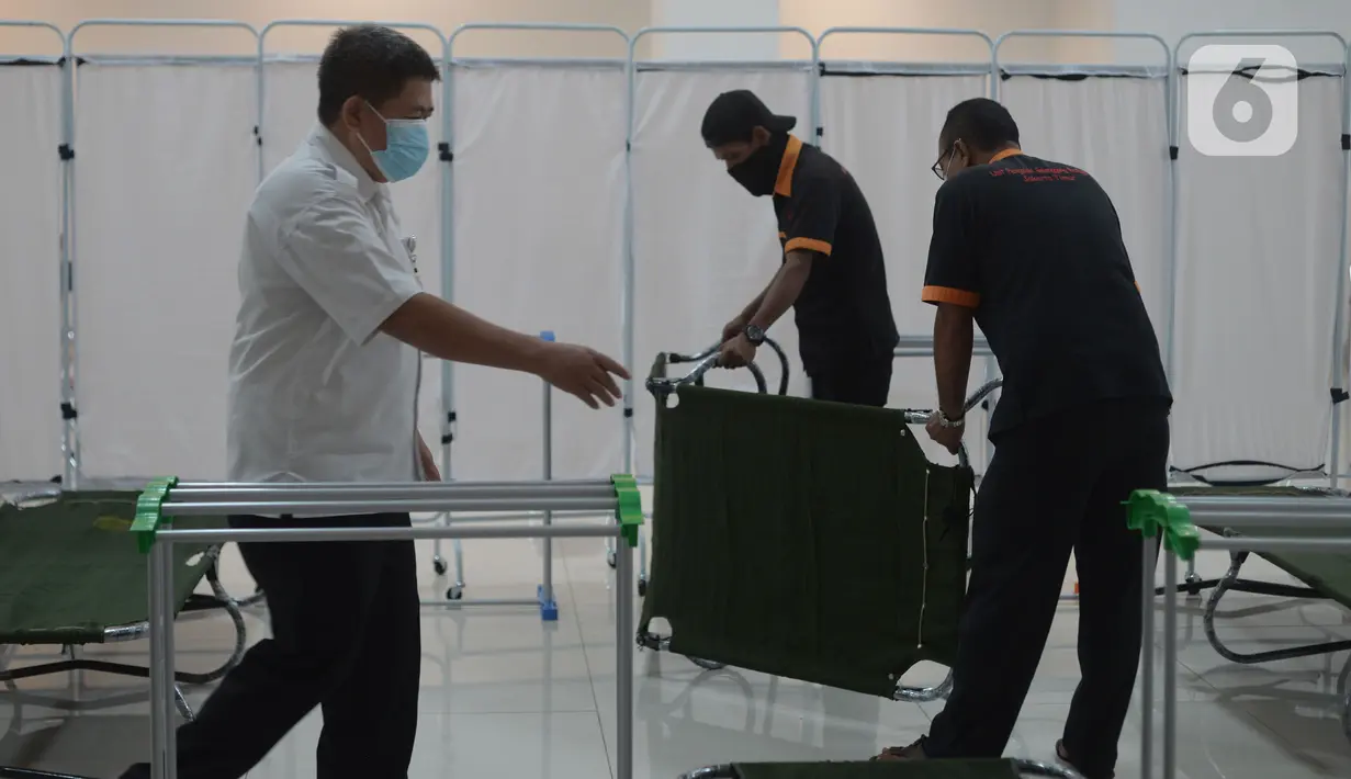 Petugas menyiapkan sarana tempat isolasi mandiri (isoman) untuk pasien Covid-19 di Gelanggang olahraga (GOR) Matraman, Jakarta Timur, Rabu (14/7/2021). Sebanyak 30 velbed disiapkan bagi pasien dengan status orang tanpa gejala (OTG) hingga gejala ringan. (merdeka.com/Imam Buhori)