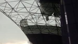 Angin puting beliung menerjang wilayah Kelapa Dua, Kabupaten Tangerang, pada Senin (30/3/2026) sore. Salah satunya membuat stadion Indomilk Arena mengalami kerusakan. (Foto: Istimewa).