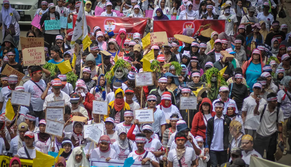 Massa dari LBH Jakarta dan berbagai element masyarakat melakukan aksi Karnaval Rakyat Lawan Korupsi dari patung kuda menuju Istana Negara, Jakarta, Rabu (8/4/2015). (Liputan6.com/Faizal Fanani)