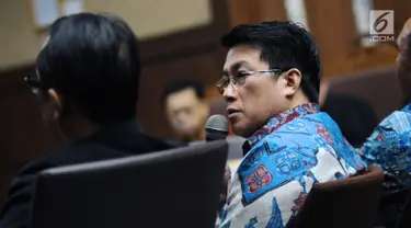 Kakak terdakwa korupsi e-KTP Andi Narogong, Dedi Priyono menjadi saksi sidang lanjutan dugaan korupsi e-KTP dengan terdakwa Setya Novanto di Pengadilan Tipikor, Jakarta, Senin (5/2). Sidang menghadirkan tiga saksi. (Liputan6.com/Helmi Fithriansyah)