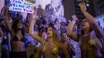 Dua orang wanita bertelanjang dada saat menggelar protes pelarangan aborsi di Rio de Janeiro, Brasil (13/11). Ribuan orang turun ke jalan untuk menggelar protes adanya larangan aborsi di Brasil. (AFP Photo/Mauro Pimentel)