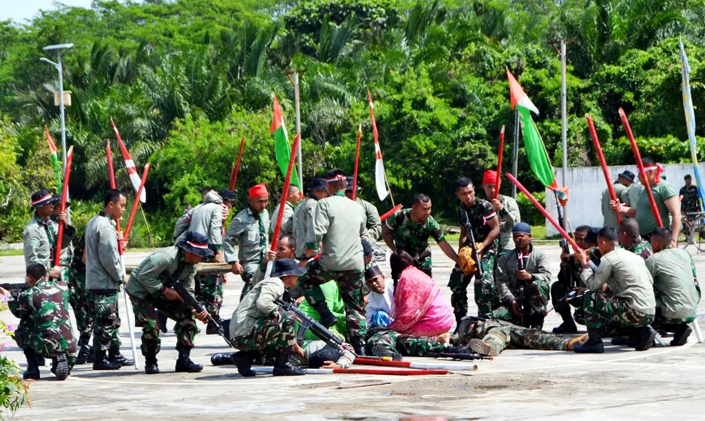 Diorama perjuangan TNI bersama rakyat dalam mengusir penjajah ditampilkan dalam upacara HUT TNI tahun 2017 di Bengkulu (Liputan6.com/Yuliardi Hardjo)