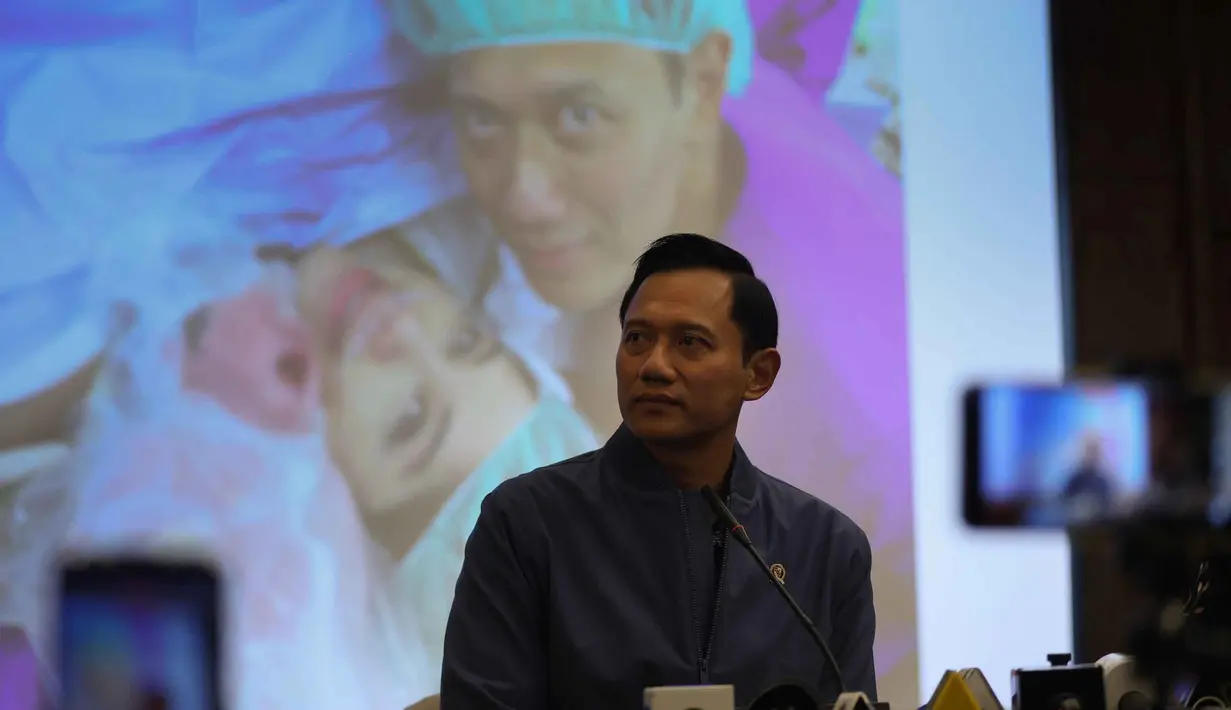 Bagi AHY, kelahiran anak keduanya ini menjadi bukti perjuangan seorang ibu. Mengingat usia Annisa Pohan, saat ini sudah 44 tahun, proses kehamilan dan persalinan memiliki risiko dan tantangan tersendiri. Tampak dalam foto, layar monitor menampilkan momen bahagia ketika Menteri Koordinator Bidang Infrastruktur dan Pembangunan Kewilayahan yang juga Ketua Umum Partai Demokrat, Agus Harimurti Yudhoyono, menjenguk istrinya, Annisa Larasati Pohan, usai melahirkan anak kedua mereka di Rumah Sakit Pondok Indah (RSPI), Jakarta, Senin (30/3/2026). (Kapanlagi.com/Budy Santoso)