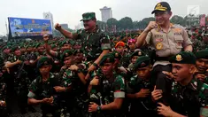 Panglima TNI Marsekal Hadi Tjahjanto dan Kapolri Jenderal Tito Karnavian usai memimpin Apel Kesiapan Natal, Tahun Baru 2019 serta menjelang Pemilu legislasi dan Presiden 2019 di lapangan silang Monas, Jakarta, Jumat (30/11). (Liputan6.com/Johan Tallo)