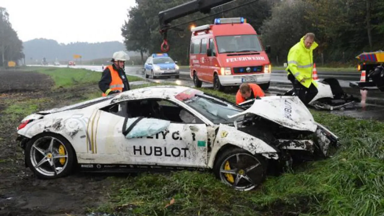 Nekat Test Drive Saat Hujan, Ferrari 458 Italia Dibuat Ringsek